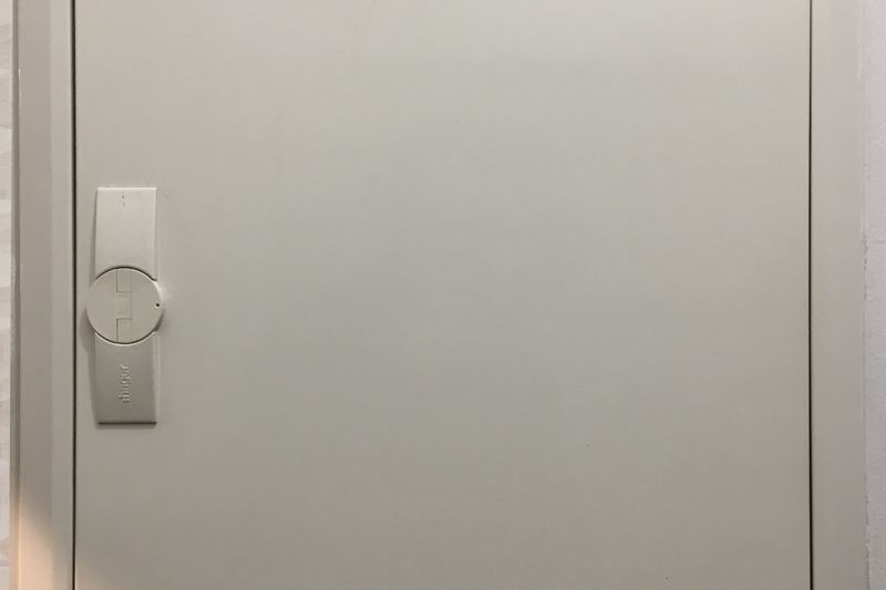 Commercial fuse box with DIN-rail modules